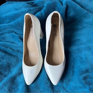 Vintage White Pointed Pumps